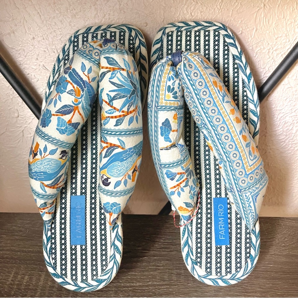 FARM RIO Puffy Flip Flops Flat Sandals in Navy - Picture 3 of 5